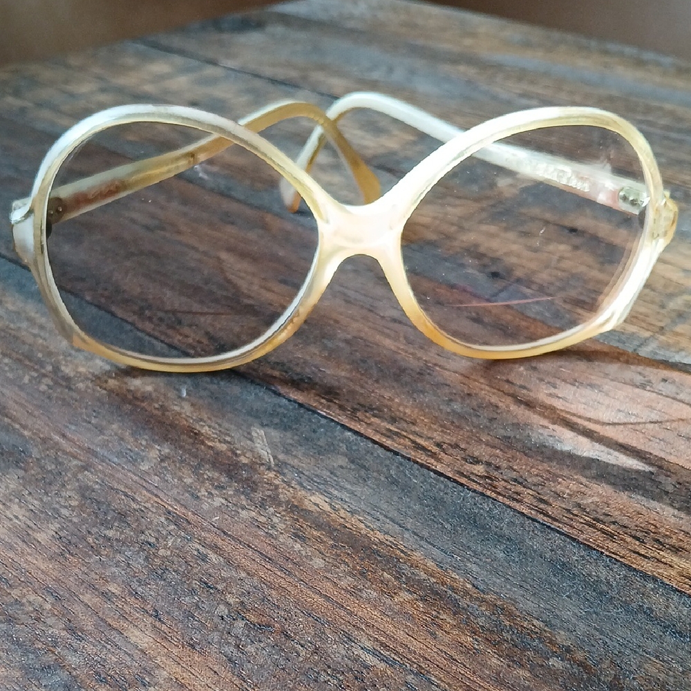 Vintage Gloria Vanderbilt Glasses With Unique History